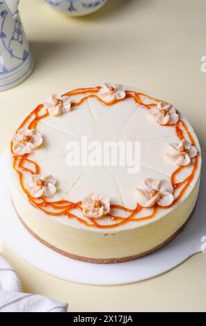 Ganzer Käsekuchen, leckeres Dessert auf hellem Hintergrund dekoriert mit Butter Cream Flowers Stockfoto