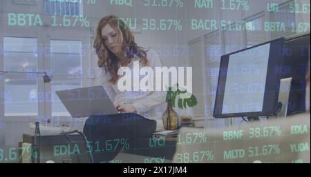 Bild von Statistik und Datenverarbeitung über kaukasische Geschäftsfrau am Computer Stockfoto