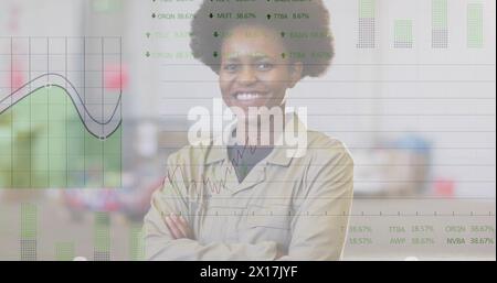 Bild von Statistiken über glückliche afroamerikanische Arbeiterinnen, Arme im Lager durchkreuzt Stockfoto