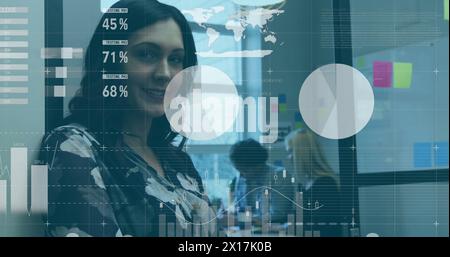 Bild von der Verarbeitung von Finanzdaten über verschiedene Geschäftsleute im Büro Stockfoto