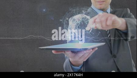 Bild von Globus und Datenverarbeitung über Geschäftsmann mit Tablet Stockfoto