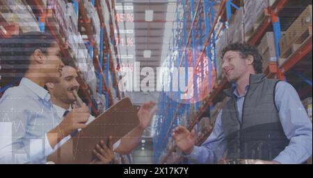 Bild von Statistiken und Verarbeitung von Finanzdaten über verschiedene Personen, die in Lagerhäusern tätig sind Stockfoto