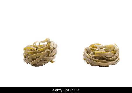 Italienische Fettuccine-Pasta in Form eines Nestes. Isoliert über weißem Hintergrund. Nahaufnahme. Stockfoto