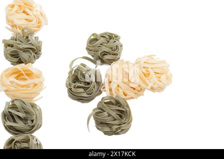 Italienische Fettuccine-Pasta in Form eines Nestes. Isoliert über weißem Hintergrund. Nahaufnahme. Stockfoto