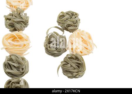 Italienische Fettuccine-Pasta in Form eines Nestes. Isoliert über weißem Hintergrund. Nahaufnahme. Stockfoto