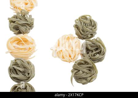 Italienische Fettuccine-Pasta in Form eines Nestes. Isoliert über weißem Hintergrund. Nahaufnahme. Stockfoto