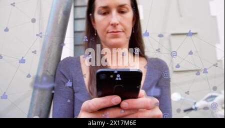 Bild des Netzwerks von Verbindungen mit digitalen Ikonen über kaukasierin mit Smartphone Stockfoto