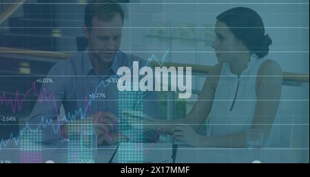 Bild der statistischen Datenverarbeitung über kaukasische Männer und Frauen, die über ein Dokument diskutieren Stockfoto