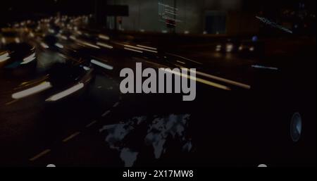 Bild von Rundscannern und Datenverarbeitung gegen Zeitraffer des Stadtverkehrs bei Nacht Stockfoto