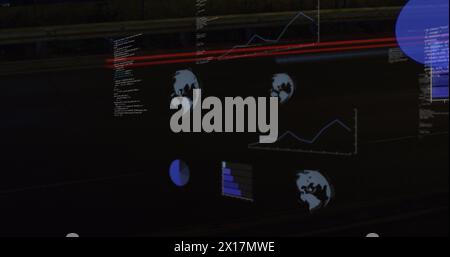 Bild von Rundscannern und Datenverarbeitung gegen Zeitraffer des Stadtverkehrs bei Nacht Stockfoto