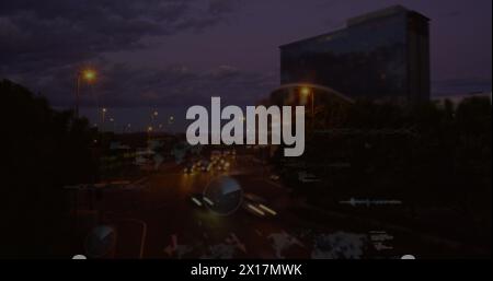 Bild von Rundscannern und Datenverarbeitung gegen Luftaufnahme des Stadtverkehrs bei Nacht Stockfoto