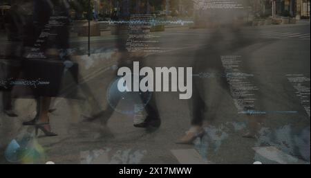 Bild von Rundscannern und Datenverarbeitung gegen Zeitraffer von Menschen, die auf der Straße gehen Stockfoto