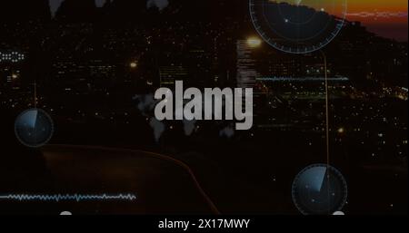 Bild von Rundscannern und Datenverarbeitung gegen Luftaufnahme des Stadtverkehrs bei Nacht Stockfoto