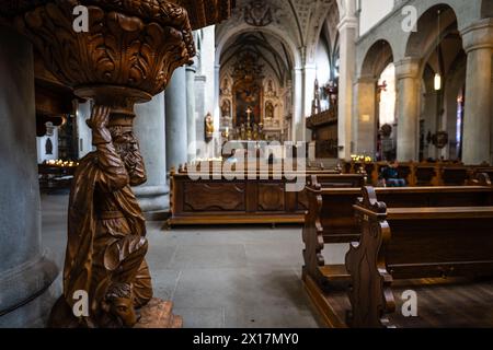 Beschreibung: Eine Holzschnitzerfigur des Vorvaters Abraham mit dem Widder trägt den Predigtstuhl auf seinem Kopf im Münster. Münster unter Lieben F Stockfoto