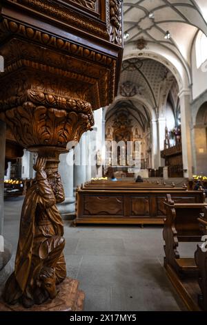 Beschreibung: Eine Holzschnitzerfigur des Vorvaters Abraham mit dem Widder trägt den Predigtstuhl auf seinem Kopf im Münster. Münster unter Lieben F Stockfoto