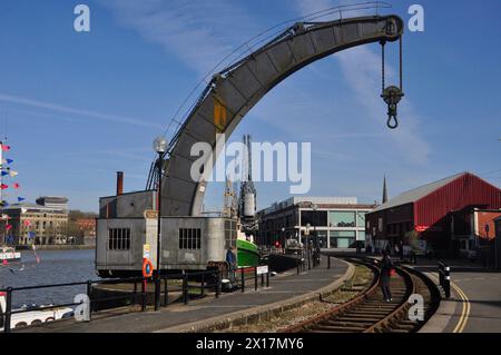 Der von Fairbairn patentierte Dampfkran in Bristol dockt mit dem M Shed Museum und anderen Kränen im Hintergrund. Entwickelt für das Anheben der 1870er Jahre Stockfoto