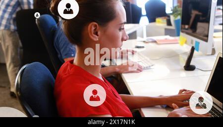 Bild von digitalen Ikonen mit Datenverarbeitung über kaukasischem Geschäftsmann im Büro Stockfoto