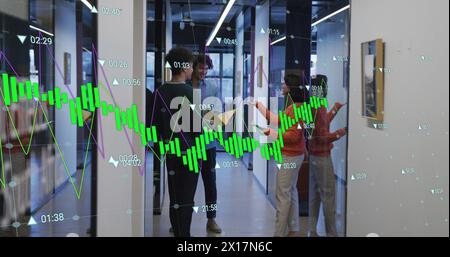 Bild von Diagrammen und sich ändernden Zahlen, verschiedene Kollegen diskutieren in Korridoren Stockfoto