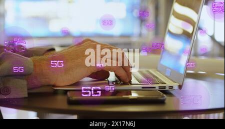 Bild mehrerer 5g-Texte über beschnittenen Händen eines kaukasiers, der an einem Laptop arbeitet Stockfoto