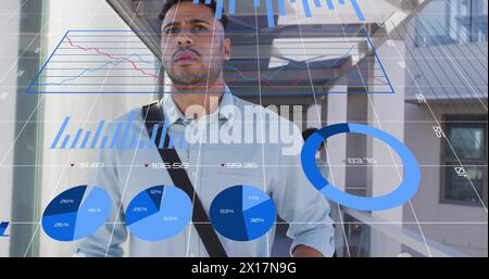 Bild von mehreren Diagrammen, wechselnden Zahlen, birassischem Mann mit Tasche, der im Korridor des Büros läuft Stockfoto