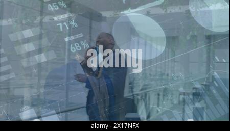 Bild von Statistiken und Verarbeitung von Finanzdaten über verschiedene Geschäftsleute Stockfoto