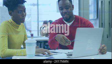 Abbildung von Statistiken und Datenverarbeitung im Vergleich zu Geschäftsleuten, die ein Notebook verwenden Stockfoto