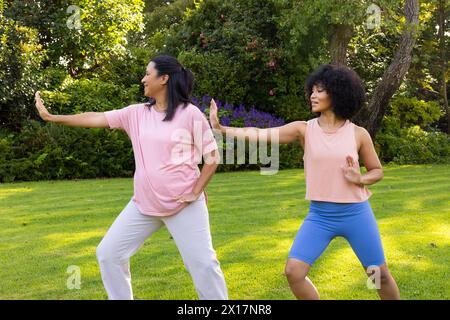 Birassische Mutter und Tochter praktizieren Yoga im Garten zu Hause Stockfoto