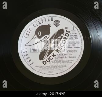 Foto Nahaufnahme eines Zentrums-Labels auf einer Original-Pressung der langlebigen LP August von Eric Clapton aus dem Jahr 1986 Stockfoto