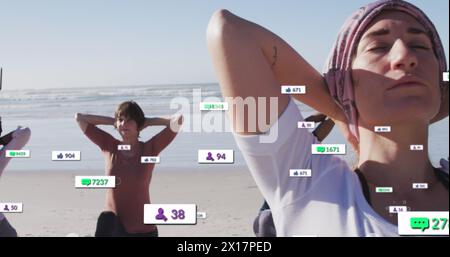 Bild der Verarbeitung von Daten in sozialen Medien über verschiedene Frauen, die am Strand trainieren Stockfoto
