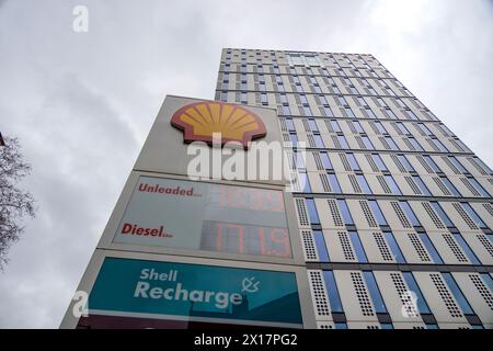 Moderne Kraftstoffpreise in einer Shell-Station in London mit Hochhaus-Hintergrund Stockfoto