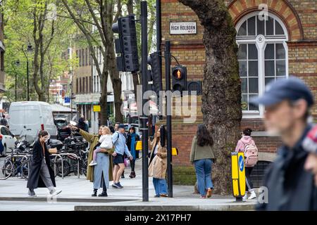 Belebte Soho-Straßenszene mit Fußgängern in London. Stockfoto