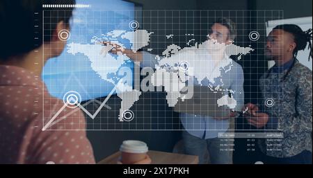 Bild von Datenverarbeitung und Statistiken über verschiedene Geschäftsleute im Büro Stockfoto