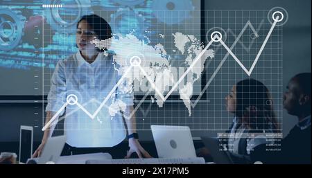 Bild von Datenverarbeitung und Statistiken über verschiedene Geschäftsleute im Büro Stockfoto