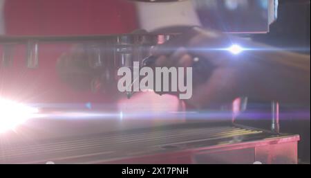 Bild von Lichtflecken über biracial Mann mit Kaffeemaschine Stockfoto