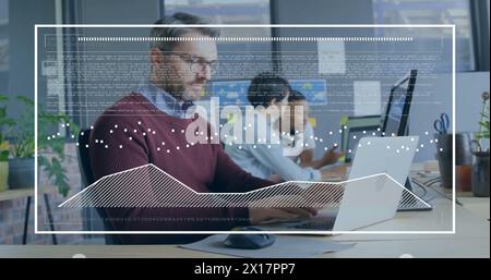 Bild von Datenverarbeitung und Statistiken über verschiedene Geschäftsleute im Büro Stockfoto