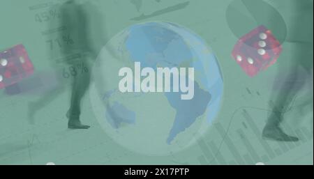 Bild der Datenverarbeitung und Würfel im Zeitraffer von Menschen, die auf der Straße gegen den Globus laufen Stockfoto
