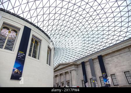 Er ist der berühmte Great Court im British Museum in London mit dem berühmten tessellierten Glasdach. Stockfoto