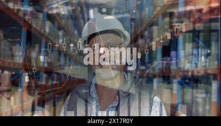 Bild der Finanzdatenverarbeitung über kaukasische männliche Arbeiter im Lager Stockfoto