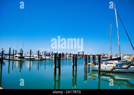 Der Exmouth Boat Harbour, ein Yachthafen am North West Cape, Westaustralien. Mit Yachten und Segelbooten. Reflexion im Wasser Stockfoto