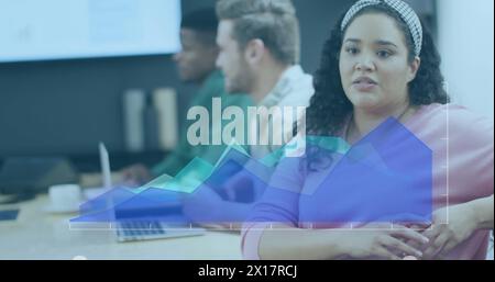 Bild der statistischen Datenverarbeitung über eine Frau, die auf ihrem Schreibtisch im Büro sitzt Stockfoto