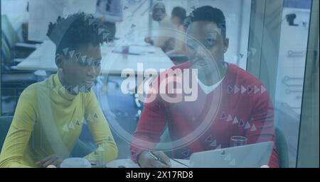 Bild der Datenverarbeitung und 6 g Text über afroamerikanischen Geschäftsleuten im Büro Stockfoto