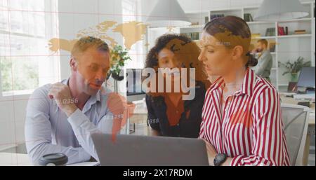 Ein Geschäftsmann und zwei Geschäftsfrauen arbeiten in einem modernen Büro zusammen und schauen sich einen Laptop an Stockfoto