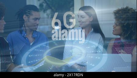 Bild von Datenverarbeitung und 6g-Text über verschiedene Geschäftsleute im Büro Stockfoto