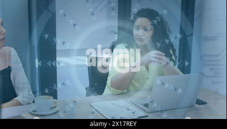 Bild: 6g-Text- und Scope-Scans über verschiedene Personen beim Meeting Stockfoto