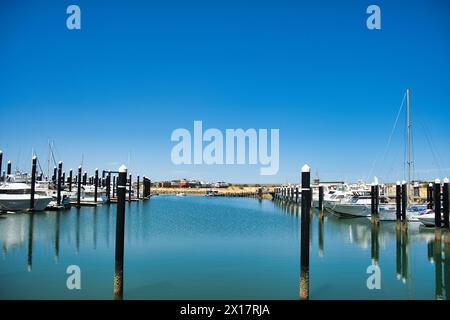 Der Exmouth Boat Harbour, ein Yachthafen am North West Cape, Westaustralien. Mit Yachten und Segelbooten. Reflexion im Wasser Stockfoto