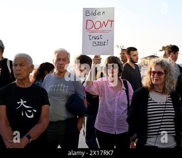 Tel Aviv, Israel. April 2024. Die Menschen halten ein Banner mit einer Warnung an US-Präsident Joe Biden, sich für den Frieden einzusetzen und dem israelischen Premierminister Benjamin Netanjahu nicht zu vertrauen, wenn er am Montag, den 15. April 2024, vor der Tel Aviv-Niederlassung der US-Botschaft das Ende des Israel-Hamas-Krieges forderte. Foto: Debbie Hill/ Credit: UPI/Alamy Live News Stockfoto