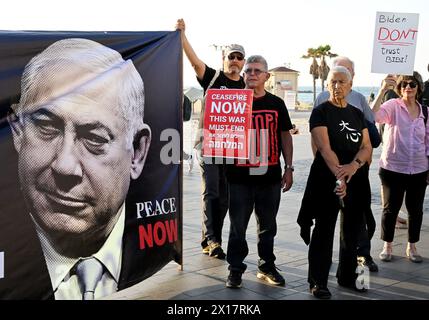 Tel Aviv, Israel. April 2024. Die Menschen halten ein Banner mit einer Warnung an US-Präsident Joe Biden, sich für den Frieden einzusetzen und dem israelischen Premierminister Benjamin Netanjahu nicht zu vertrauen, wenn er am Montag, den 15. April 2024, vor der Tel Aviv-Niederlassung der US-Botschaft das Ende des Israel-Hamas-Krieges forderte. Foto: Debbie Hill/ Credit: UPI/Alamy Live News Stockfoto