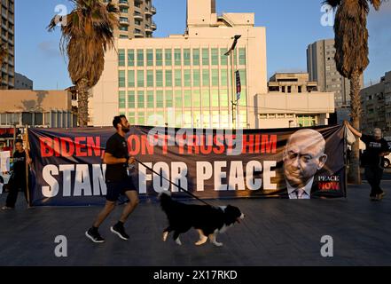 Tel Aviv, Israel. April 2024. Die Menschen halten ein Banner mit einer Warnung an US-Präsident Joe Biden, sich für den Frieden einzusetzen und dem israelischen Premierminister Benjamin Netanjahu nicht zu vertrauen, wenn er am Montag, den 15. April 2024, vor der Tel Aviv-Niederlassung der US-Botschaft das Ende des Israel-Hamas-Krieges forderte. Foto: Debbie Hill/ Credit: UPI/Alamy Live News Stockfoto