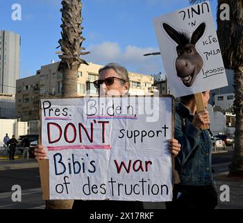 Tel Aviv, Israel. April 2024. Die Menschen halten Plakate mit einer Warnung an US-Präsident Joe Biden, sich für den Frieden einzusetzen und dem israelischen Premierminister Benjamin Netanjahu nicht zu vertrauen, wenn er am Montag, den 15. April 2024, vor der Tel Aviv-Niederlassung der US-Botschaft das Ende des Israel-Hamas-Krieges forderte. Foto: Debbie Hill/ Credit: UPI/Alamy Live News Stockfoto
