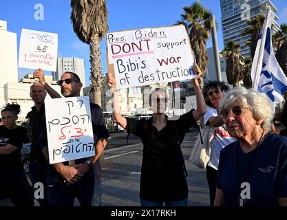 Tel Aviv, Israel. April 2024. Die Menschen halten Plakate mit einer Warnung an US-Präsident Joe Biden, sich für den Frieden einzusetzen und dem israelischen Premierminister Benjamin Netanjahu nicht zu vertrauen, wenn er am Montag, den 15. April 2024, das Ende des Israel-Hamas-Krieges vor der Filiale der US-Botschaft in Tel Aviv forderte. Foto: Debbie Hill/ Credit: UPI/Alamy Live News Stockfoto